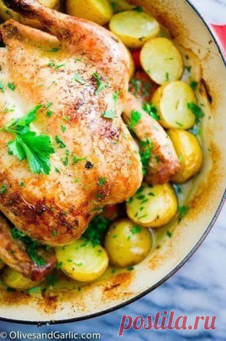 Запечённая целиком курица с картошкой.

Курица и картошка – классика, которая никогда не надоест. Очень удобно запекать их вместе: картошка впитывает соки и становится прекрасным гарниром. Чтобы сделать вкус и аромат этих нейтральных продуктов ярче, достаточно добавить немного специй: свежей и сушеной зелени и чеснока. С курицей хорошо сочетается розмарин и тимьян.
Показать полностью…