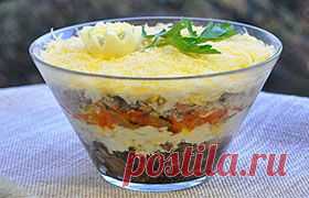 Слоеный салат с консервированной рыбой и грибами
