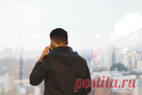 Внедрившийся в группу украинских телефонных мошенников москвич раскрыл их методы. Незрячий IT-специалист из Москвы Руслан Айгинин смог внедриться в банду мошенников с Украины и раскрыл их схемы обмана. Историю своего знакомства с методами и жизнью мошенников он рассказал «Ленте.ру». Для того чтобы втереться в доверие к украинским преступникам, он создал две подставные личности.