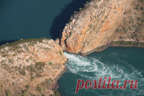 Горизонтальный водопад, Австралия Горизонтальный водопад находится в заливе Толбот района Кимберли в Западной Австралии. Этот природный феномен состоит из двух ущелий в хребтах Макларти рейндж, через который приливные волны толкают огромное количество воды, создавая временный водопад высотой до 5 метров.Когда направление...