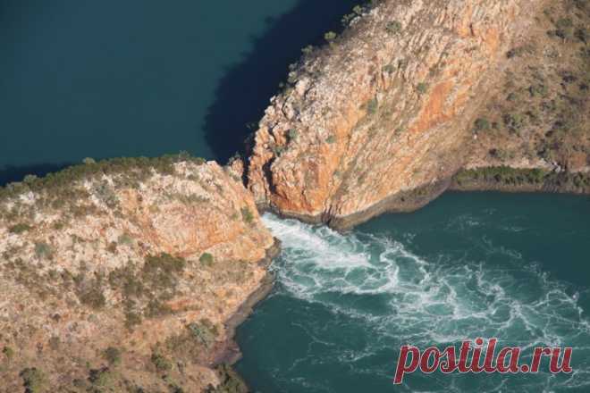 Горизонтальный водопад, Австралия Горизонтальный водопад находится в заливе Толбот района Кимберли в Западной Австралии. Этот природный феномен состоит из двух ущелий в хребтах Макларти рейндж, через который приливные волны толкают огромное количество воды, создавая временный водопад высотой до 5 метров.Когда направление...