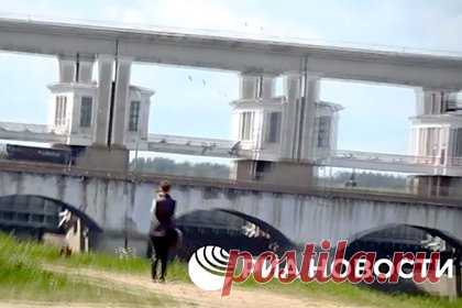 Задержание россиянки за подготовку теракта в Угличе попало на видео. ФСБ показала видео задержания россиянки, собиравшей Украине информацию для теракта на ГЭС. На кадрах видно, как женщина ходит рядом с объектом инфраструктуры и производит съемку. Затем фигурантку задерживают и допрашивают в отделе ФСБ. Ранее стало известно, что ФСБ предотвратила подготовку теракта.