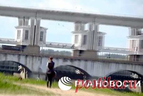 Задержание россиянки за подготовку теракта в Угличе попало на видео. ФСБ показала видео задержания россиянки, собиравшей Украине информацию для теракта на ГЭС. На кадрах видно, как женщина ходит рядом с объектом инфраструктуры и производит съемку. Затем фигурантку задерживают и допрашивают в отделе ФСБ. Ранее стало известно, что ФСБ предотвратила подготовку теракта.
