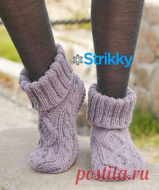 НОСОЧКИ С КОСАМИ И АРАНАМИ.
http://strikky.ru/domashnie-sapogi-celtic-dancer-ot-d..