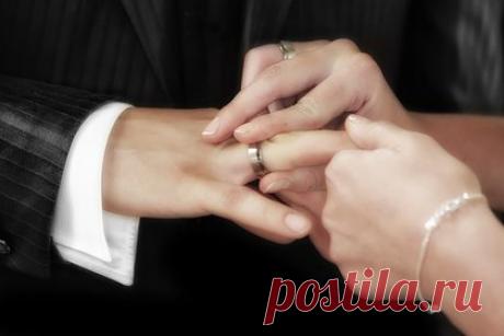 Невеста сбежала с деньгами жениха через день после свадьбы. Жительница Индии выманила деньги у жениха и сбежала через день после свадьбы. 32-летняя женщина по имени Сону вместе с тремя сообщниками обманула семью жениха, Правина, потребовав 50 тысяч рупий в качестве подарка. Она вышла замуж, а на следующий день сбежала с деньгами.