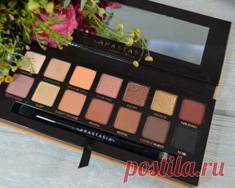 Палетка теней Soft Glam содержит 14 оттенков.    Легкое смешивание и прекрасная пигментация — это все про новинку от Anastasia Beverly Hills.   жми на ссылку   https://vk.cc/aBe1Tr
  
  Soft Glam идеально подходит для создания ночных ярких образов,  а также для будних дней. 
 Оттенки у Soft Glam просто шикарны,    купив вы можете убедиться в этом сами.   
  Палитра включает в себя двустороннюю кисточку, большое зеркало и 9 ультра-матовых и 5 металлических финиша.