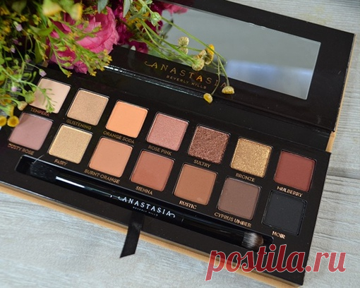 Палетка теней Soft Glam содержит 14 оттенков.    Легкое смешивание и прекрасная пигментация — это все про новинку от Anastasia Beverly Hills.   жми на ссылку   https://vk.cc/aBe1Tr
  
  Soft Glam идеально подходит для создания ночных ярких образов,  а также для будних дней. 
 Оттенки у Soft Glam просто шикарны,    купив вы можете убедиться в этом сами.   
  Палитра включает в себя двустороннюю кисточку, большое зеркало и 9 ультра-матовых и 5 металлических финиша.