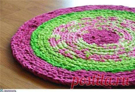 Коврик из старых футболок крючком