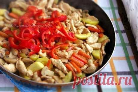 Куриная грудка, пропитанная соками и ароматами овощей, соте по-турецки 


Соте с курицей и грибами (турецкая кухня)









Понадобится:
куриная грудка — 1 шт.кабачок средний — 1 шт.морковь средняя — 1 шт.луковица большая — 1 шт.помидор большой — 1 шт.грибы — 250 гперец…