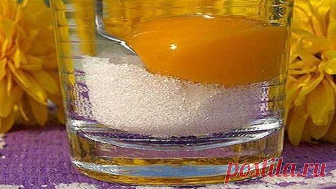 Яичная микстура может вылечить даже самый сильный кашель, не поддающийся лечению современной медицины. Этот рецепт мне достался от бабушки, которая в свое время быстро ставила любого на ноги.