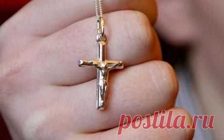 Неси свой крест!!! Не говори, что тяжко…
Кому-то в этот миг в сто раз сложней…
Но не носивши ближнего рубашку,
Судить его грехи вовек не смей…
Не истоптав в его лаптях дорогу,
Ты о его ошибках не суди…
Носи в себе не гнев на мир, а Бога…
И даже если нету сил – иди!
Неси свой крест, когда тоска сжимает
Твоё больное сердце до крови…
Когда тебя уныние съедает,
И, кажется, что в мире нет любви,
Себе тверди, что счастье есть на свете,
Ведь это не обман, и есть оно…