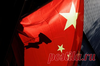 Китай столкнулся с угрозой кризиса из-за скрытого долга. Долги региональных властей Китая, не отражающиеся в общей статистике и тем самым скрытые от оценок экспертов, создают риски для финансовой системы. По оценкам швейцарского банка UBS, более 80 процентов созданных на местах финансовых организаций уже не могут покрывать процентные платежи по своим долгам.