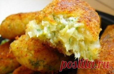 Манку зальем горячим молоком и оставим разбухать. Мелко нарубим капусту, зальем подсоленным кипятком и оставим на 30 секунд. Сольем воду и отожмем капусту. В манку с молоком добавим капусту, соль и яйцо.
Перемешаем и дадим минутку постоять. Если капуста даст сок, добавим еще 1 столовую ложку манки или муки.
Разогреем масло на сковородке, выложим фарш столовой ложкой и обжарим котлеты с обеих сторон до полной готовности. Калорийность капустных котлет с манкой составляет всего 48 ккал.
Понадоби