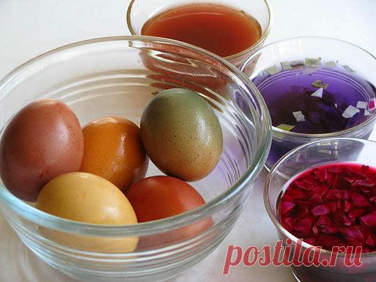 НАТУРАЛЬНЫЕ КРАСИТЕЛИ ДЛЯ ПАСХАЛЬНЫХ ЯИЦ 
============================================
Еще несколько десятков лет назад домохозяйки и предположить не могли, что краски для яиц на праздник Пасхи можно будет купить в любом продуктовом магазине. Но кто может дать нам гарантию, что пакетики с 