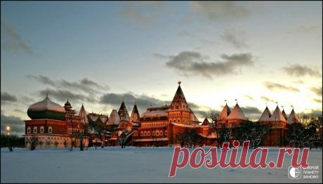 Дворец царя Алексея Михайловича в Коломенском Древнее подмосковное село Коломенское выделялось среди других вотчинных владений российских государей - здесь размещались великокняжеские и царские загородные резиденции. Самая знаменитая среди них - деревянный дворец царя Алексея Михайловича. Сын первого царя из династии Романовых...