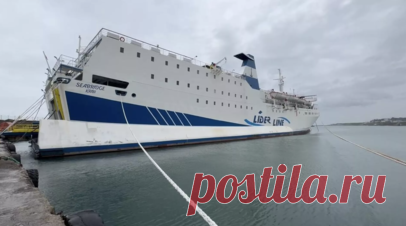 «Настроение упадническое»: пассажиры первого за 14 лет парома из Турции в Сочи более суток прождали захода в порт. Пассажиры первого за 14 лет паромного рейса между Турцией и РФ больше чем на сутки застряли на подходе к Сочи — судно не могло получить разрешение на заход в порт. Как рассказала пассажирка Seabridge, паром подошёл к Сочи ещё утром 6 ноября. У многих сгорели обратные билеты в другие города, в ассоциации «Турпомощь» им советуют требовать компенсацию. Читать далее