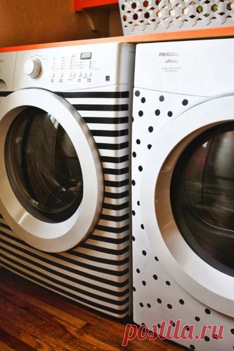 С помощью самоклеющейся ленты сделайте из стиральной машины арт-объект.