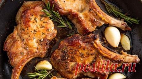 Свиные отбивные с чесноком и розмарином Свиные отбивные тоже могут быть сочными, нежными и ароматными. Этот способ приготовления обеспечит вашей свинине золотую корочку и незабываемый вкус!