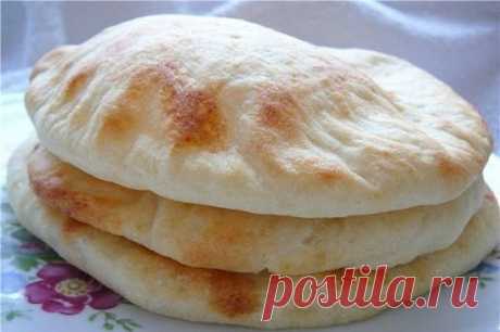 Лепешки картофельные - очень простые, но безумно вкусные! Рецепт очень простой,но безумно вкусный,одни лепешки можно пожарить на сковороде, другие испечь в духовке, те,что в духовке получились как пита с пустотой внутри,очень мягкие,воздушные, можно разрезать пополам и положить внутрь что угодно...например салат из свежих овощей... те,что на сковороде можно есть со сметаной,с маслом,да с чем угодно,очень вкусно!!! Требуется: 4 средних картофелины (или сухого пюре 350гр) 250мл молока 1ч л сухих д