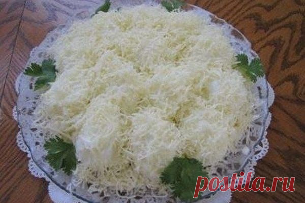 Салат Рафаэло

Ингредиенты:
Филе куриное(вареное)—300 грамм
Грибы(шампиньоны, обжарить с луком)—300 грамм
Морковь(корейская)—150 грамм
Яйцо куриное(вареное)—3 шт.
Сыр пол-утвердый(на ваш вкус, у меня был Ольттермани)—150 грамм
Лук репчатый(средний)—1 шт.
Майонез
Приготовление:
1.Заранее подготавливаем ингредиенты.
Вареное филе курицы (порвать на волокна), грибы шампиньоны обжаренные с репчатым луком, корейская морковь, яйца (порезать крупно), сыр (натереть на крупной терке...
