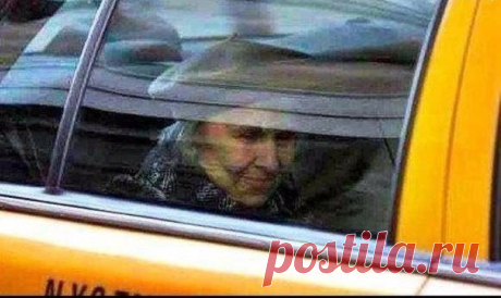 Один из таксистов Нью-Йорка написал у себя на странице Facebook:  Я приехал по адресу и посигналил. Прождав несколько минут, я посигналил снова. Так как это должен был быть мой последний рейс, я подумал о том чтобы уехать, но вместо этого я припарковал машину, подошёл к двери и постучал... &quot;Минуточку&quot; - ответил хрупкий, пожилой женский голос. Я слышал, как что-то тащили по полу. После долгой паузы, дверь открылась. Маленькая женщина лет 90 стояла передо мной. Она была одета в…