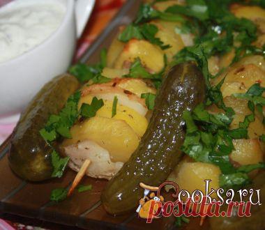 КЕБАБ картофельный в фольге - простое, сытное и вкусное блюдо.  И взрослым, и детям - идея для вечеринок. Подходит и для духовки, и для мангала! **Картофель, грудинка свиная жирная сырая, чеснок, олив/масло, сухая аджика, соль, перец. Посыпаем зеленью, подаем с огурчиками и сметанным соусом с чесноком. Приятного аппетита!