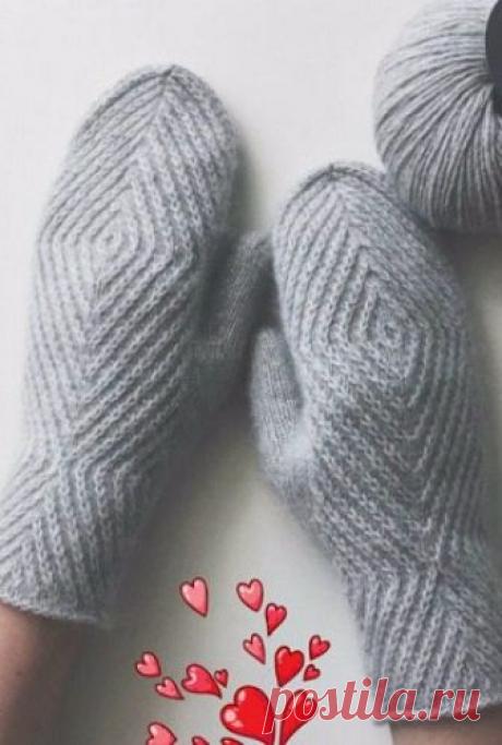 Варежки с геометрическим узором спицами: схема Узор состоит из параллельных линий, связанных лицевыми петлями на изнаночной глади, которые то сходятся, то расходятся относительно центра варежек с лицевой стороны. Большие пальцы рук связаны простой лицевой гладью.