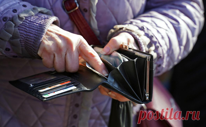 Социологи оценили уровень финансовой «растерянности» россиян. Половина россиян в ходе глобального опроса ассоциации Gallup и «Ромира» не определилась, хочет ли забрать «выигрыш» сейчас или через год, но в двойном размере. Это максимальная доля среди 56 стран, где проводилось исследование