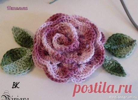 Роза крючком. Мастер-класс | Вязаные крючком аксессуары Для розы из 26 лепестков набрать 52 ВП. 3 ВП подъёма, столбик с накидом (С1Н) в четвёртую петлю, ВП, [С1Н в следующую петлю, ВП, С1Н в ту же петлю - получается буква V, ВП], повторить, что в квадратных скобках, до конца ряда. 3 ВП подъёма, С1Н, 3 ВП, 2 С1Н в ту же арку буквы V, [2 С1Н,...