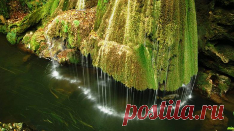 Живописный водопад в Румынии / Туристический спутник