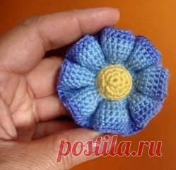 Цветок крючком. Объемный
В основе этого на первый взгляд сложного цветка крючком лежит круг.
Как правило, круг - это тот элемент вязания крючком, который вязальщицы осваивают первыми. Поэтому, связав такой цветок хотя бы раз, вы поймете, что первое впечатление обманчиво.
Описание вязания цветка.
1 ряд - в скользящую петлю провязываем 6 СБН. Затягиваем петлю и соединяем столбики соединительной петлей.
2 ряд - в каждый СБН предыдущего ряда провязываем по два столбика без нак...