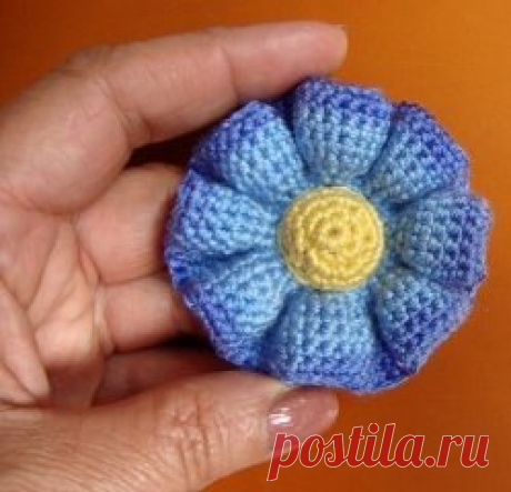 Цветок крючком. Объемный
В основе этого на первый взгляд сложного цветка крючком лежит круг.
Как правило, круг - это тот элемент вязания крючком, который вязальщицы осваивают первыми. Поэтому, связав такой цветок хотя бы раз, вы поймете, что первое впечатление обманчиво.
Описание вязания цветка.
1 ряд - в скользящую петлю провязываем 6 СБН. Затягиваем петлю и соединяем столбики соединительной петлей.
2 ряд - в каждый СБН предыдущего ряда провязываем по два столбика без нак...