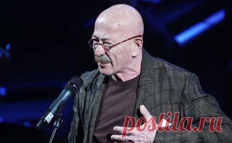 Губернатор Усс сообщил, что Розенбаума оперировали после концерта. Александр Розенбаум успешно перенес операцию в одной из больниц Красноярска, «ситуация была непростая», но сейчас все в порядке, сообщил Александр Усс. Из-за проблем со здоровьем певец перенес концерт в Братске