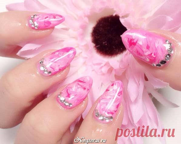 Ногти к 8 Марта: фото романтичного и легкого маникюра