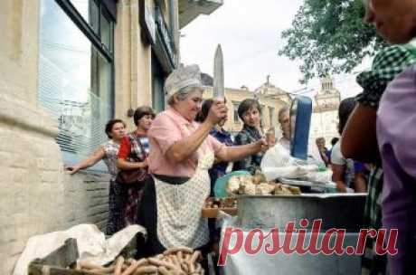 Ужасы советского быта: как это было на самом деле Однажды в наш продуктовый завезли майонез. Я не знала, что это такое, и слово это впервые услышала в магазине. Мне было лет восемь, я пришла за хлебом и молоком, и тут началось столпотворение. Откуда-то набежало очень много женщин...