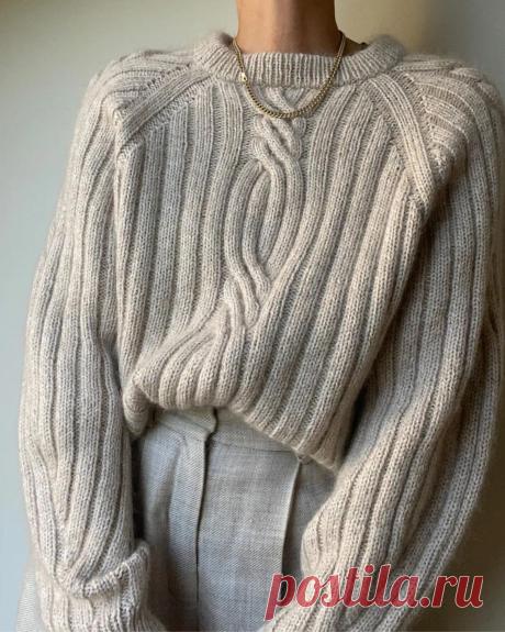 Пуловер-реглан TWIST LOOP с центральной косой.
Размеры: XS (S) M (L) XL (XXL). Размеры соответствуют окружности груди 80-85 (85-90) 90-95 (95-100) 100-110 (110-120) см. У пуловера должен быть положительный припуск 10-20 см. Выберите размер, у которого конечный размер в окр. груди примерно на 10-20 см больше, чем размер вашего тела.