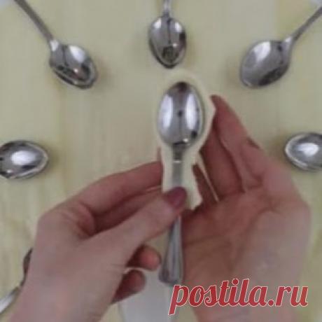 Хозяйка завернула ложки в кусочки слоеного теста и испекла их. Эффектное блюдо для гостей! - МирТесен