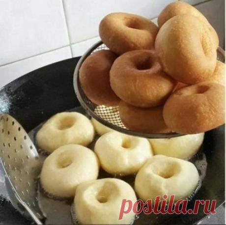 Самые вкусные пончики 
 
Это самые вкусные пончики... которые я ела! 
Уже 2 раза их делала - обалденные! Мягенькие , прямо воздушные, с хрустящей корочкой! Начинку можно любую класть, мне очень понравилось с инжировым повидлом, а еще будет вкусно со свежей малиной, перетертой с сахаром, можно с заварным кремом, как у автора... Слова автора (с моими дополнениями) 
Тесто: 
Молоко - 500 мл. 
Яйца - 2 шт. 
Масло сл. или маргарин - 125гр. 
Сахар - 2 ст.л. + 1ч.л. 
Соль - 1,5 ч.л. 
Дрожжи сухие - 11 г