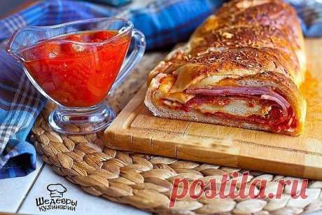 ПИЦЦА В РУЛЕТЕ 

ИНГРЕДИЕНТЫ:

Тесто:
 240 мл теплой воды
 2 1/4 ч.л. дрожжей
 1 ст.л. сахара
 2 ч.л. соли
 2 ст.л. оливкового масла
 420 гр муки

Начинка:
 Все зависит от вашего вкуса, но я взяла:
 1 банка итальянских томатов пелати (без шкурки) 
 сыр, салями, ветчина, вяленые томаты
 пармезан, яйцо для смазки

ПРИГОТОВЛЕНИЕ:
1.В теплой воде растворить сахар, добавить дрожжи и оставить опару на 10-15 минут в теплом месте, пока дрожжи не активизируются и не начнут пузырить...