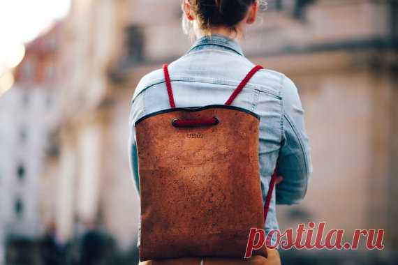 cork backpack  brown // autumn colours // cork bag // present for her / him The purist cork backpack is a practical companion for the lighter days. It takes away the most important things and leaves you in a very special appearance. You can wear it as a backpack or shoulder bag. The thick cotton straps are available in three different colors: unremarkable black, autumnal petrol or contrasting red. They are easily and flexible adjustable to your own length. You can exchange...