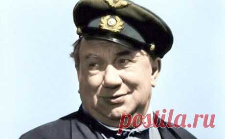 Сколько врагов уничтожил Алексей Макарович Смирнов Алексея Смирнова весь Советский Союз знал как хулигана Федю из гайдаевской «Операции Ы» и по многим другим ярким комедийным ролям.Однако вершиной его творческого пути в кино стала роль механика Макары...