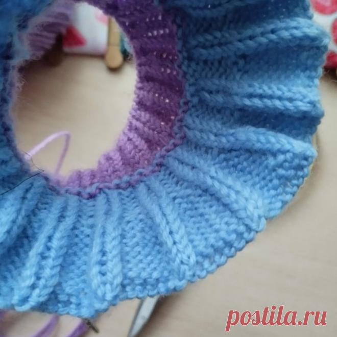 РЮШИ СПИЦАМИ
Набрать двойное количество петель + 1 для замыкания вязания в круг. Например, если для вязания носков необходимо 60 петель - набираем 120.
Соединив петли в круг и распределив их равномерно на 4 спицы приступаем к вывязыванию рюши: 2 изнаночных, 6 лицевых. Таким образом вяжем по кругу 5 рядов. Провязав 5 рядов приступаем к сокращению: 2 изнаночные, 2 вместе лицевой с наклоном влево, 2 лицевые, 2 вместе лицевой с наклоном вправо. Повторяем дважды, на спицах долж...