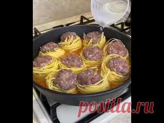 Макароны гнезда Ингредиенты 1 пачка макароныФарш 350 грЛук 1-2 штСоль и специиЗажарка:Растительное масло 80 млЛук 1 штМорковь 1 штТоматная пастаКартошка 1-2 штВода 2 стаканаСоль и специи по вкусу.Способ приготовления как показано на видео.Готовим под крышкой 20 минут на слабом огне.