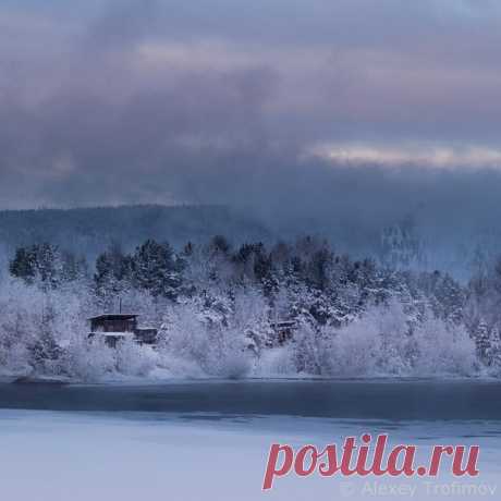 Заимка, поселение из одного участка. Ангара. Автор фото — Алексей Трофимов: nat-geo.ru/photo/user/18289/