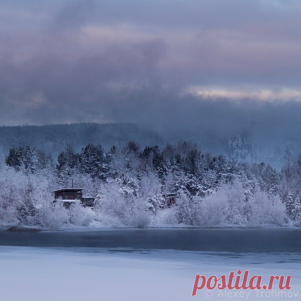 Заимка, поселение из одного участка. Ангара. Автор фото — Алексей Трофимов: nat-geo.ru/photo/user/18289/