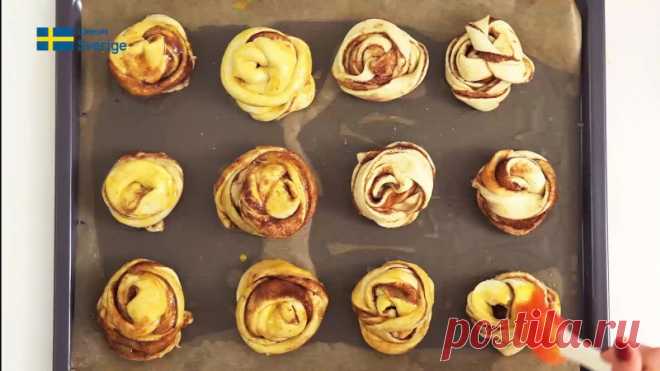 Сегодняшний день занимает особое место в шведском сердце  4 октября — День булочки с корицей. Каждый год только в этот день продается 7 миллионов булочек — а страну населяют более 10 миллионов человек. Кстати, плюшки, которые уплетал в русском переводе придуманный Астрид Линдгрен Карлсон, — это те самые булочки с корицей. Чтобы число съеденных булочек росло, официальный сайт Швеции делится рецептом