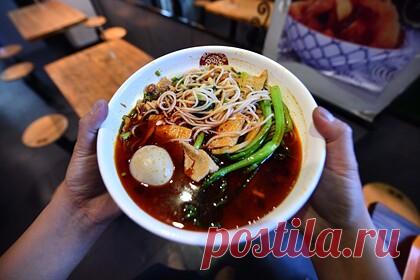 Бывший член якудзы рассказал о жизни после выхода из группировки. Бывший член синдиката мафии якудза «Кудо-кай» Такаши Накамото стал шеф-поваром и открыл собственную лапшичную в японском городе Китакюсю. Чтобы этого достичь, мужчина честно рассказывал предпринимателям о времени, проведенном в синдикате, а также добровольно очищал улицы от мусора, участвовал в фестивалях.