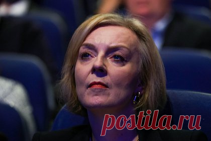 Посол Италии упрекнул британский журнал за обложку с Трасс. Посол Италии в Лондоне Иниго Ламбертини упрекнул в следовании стереотипам британский журнал Economist за обложку с ушедшим в отставку премьер-министром Соединенного Королевства Лиз Трасс. Трасс изображена в образе древнеримского воина с вилкой вместо копья, на которую намотаны спагетти, и щитом в виде пиццы.