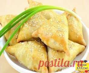 Нежное куриное мясо в хрустящем слоеном тесте.
Ингредиенты:
250 г муки
100 г масла
700 г курицы (2 окорочка)
200 г лука
желток для смазки
кунжут для посыпки (по желанию)
соль
перец
Самса – очень популярное блюдо среднеазиатской кухни. Часто готовится из баранины c добавлением курдючного жира, а также из курицы, тыквы, зелени. Тесто для самсы в основном используется слоеное. Чтобы сделать такое тесто – обычно сначала вымешивают муку с водой, потом раскатывают получившееся тесто в очень тонкий про