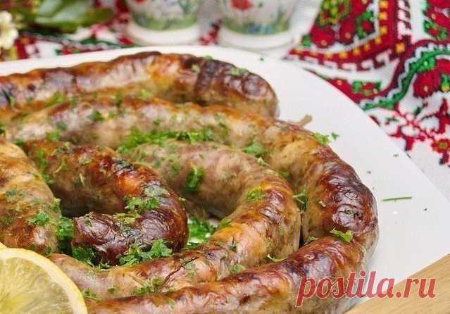 СОЧНЫЕ ДОМАШНИЕ КОЛБАСКИ 
Я постаралась учесть все традиции, и вот, что вышло  

ИНГРЕДИЕНТЫ: 
● Говядина — 1,5 Килограмма (или телятина)
● Курица — 1 Килограмм (или индюшатина)
● Лук репчатый — 2 Штуки
● Чеснок — 4 Зубчика
● Соль — 1,5 Ст. ложки
● Сахар — 1,5 Ст. ложки
● Черный молотый перец, красный молотый перец, кориандр, паприка — По вкусу
● Растительное масло — 100 Миллилитров
● Вода холодная — 150-200 Миллилитров
● Кишка — По вкусу (у меня упаковка кишок на 14 метро...
